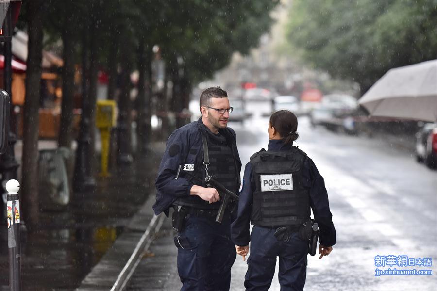 （国际）（1）法国巴黎圣母院前广场一男子袭警