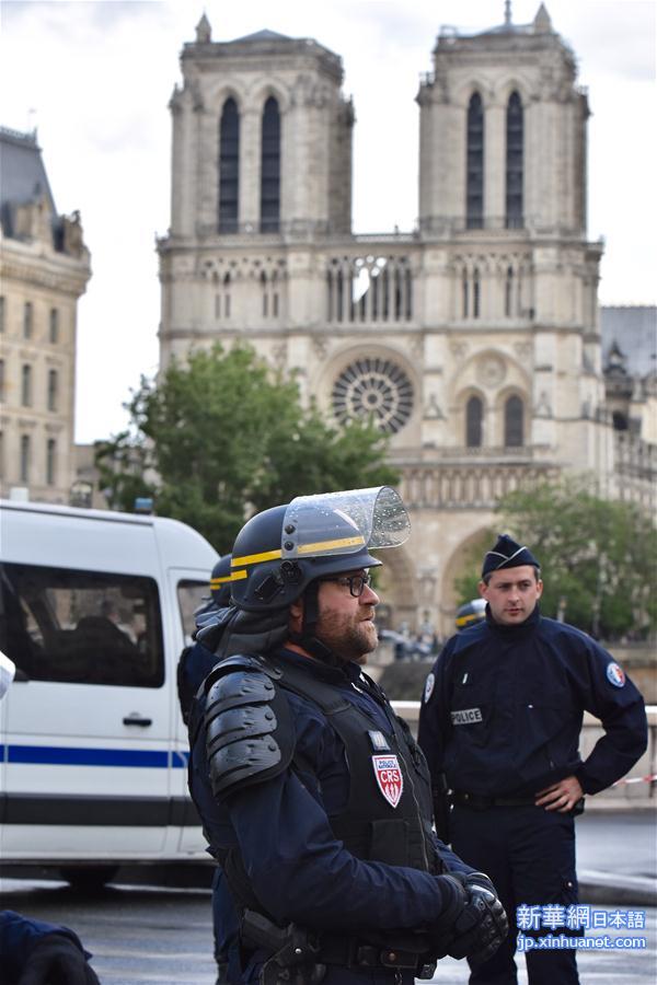 （国际）（2）法国巴黎圣母院前广场一男子袭警