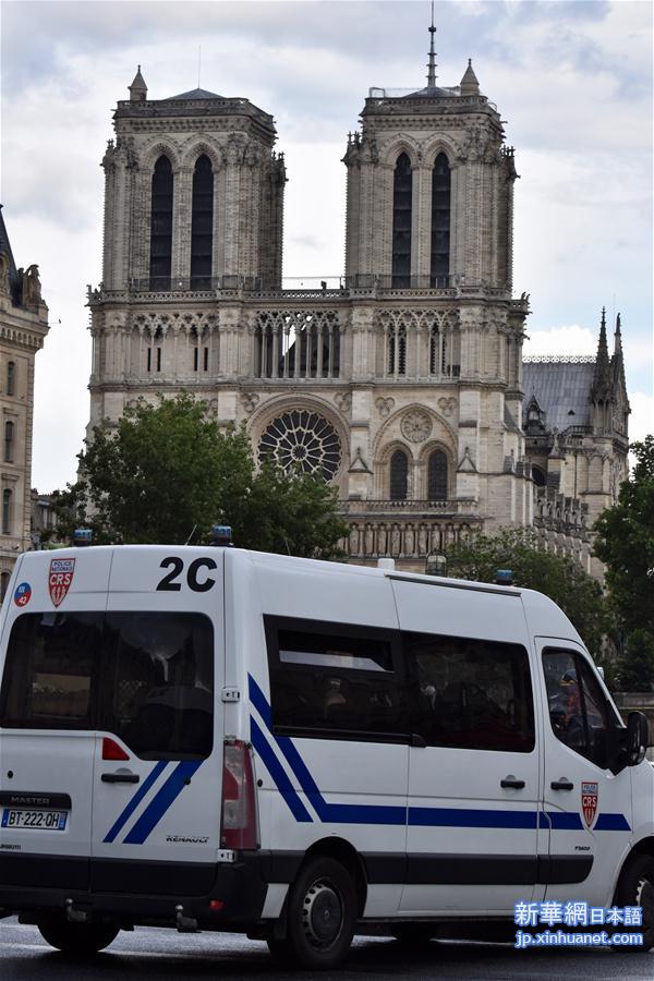 （国际）（3）法国巴黎圣母院前广场一男子袭警