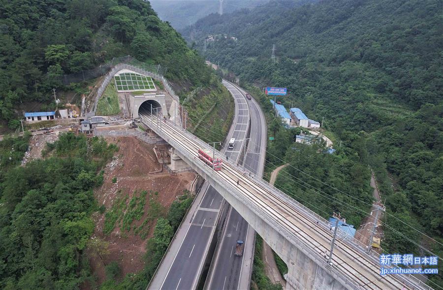 （砥砺奋进的五年·重大工程巡礼）（2）我国首条穿越秦岭的高速铁路预计年内开通 
