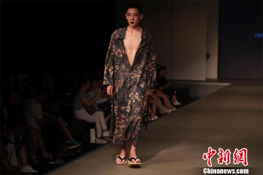 武汉一高校服装设计T台秀融合中日文化元素