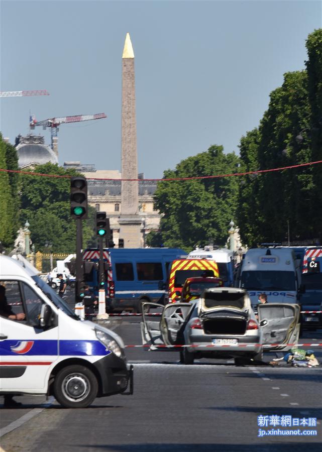 （国际）（6）巴黎香榭丽舍大街发生驾车冲撞宪兵车辆事件