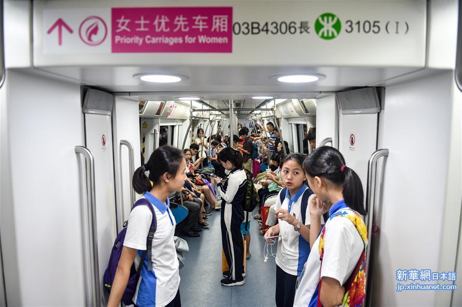 （社会）（1）深圳地铁试行女士优先车厢