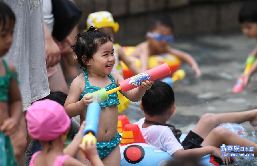 （社会）（1）台北：盛夏里的亲水节