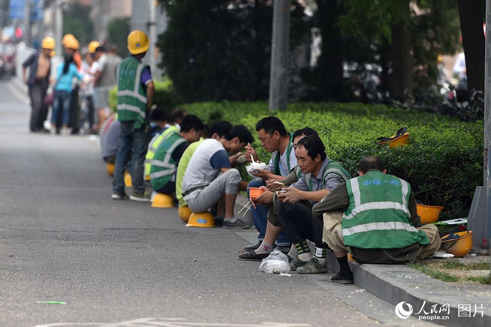 真夏の北京、持ち場を守り続ける労働者たち