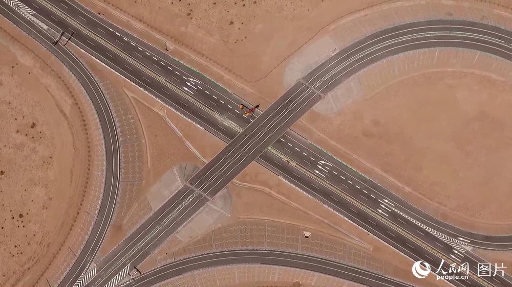砂漠を貫く世界最長の高速道路　北京ー新疆高速道路の内モンゴル区間が貫通