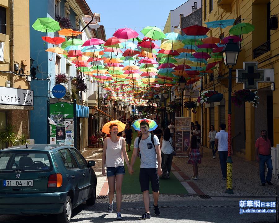 （国际）（3）五彩雨伞扮靓葡萄牙小城城市节