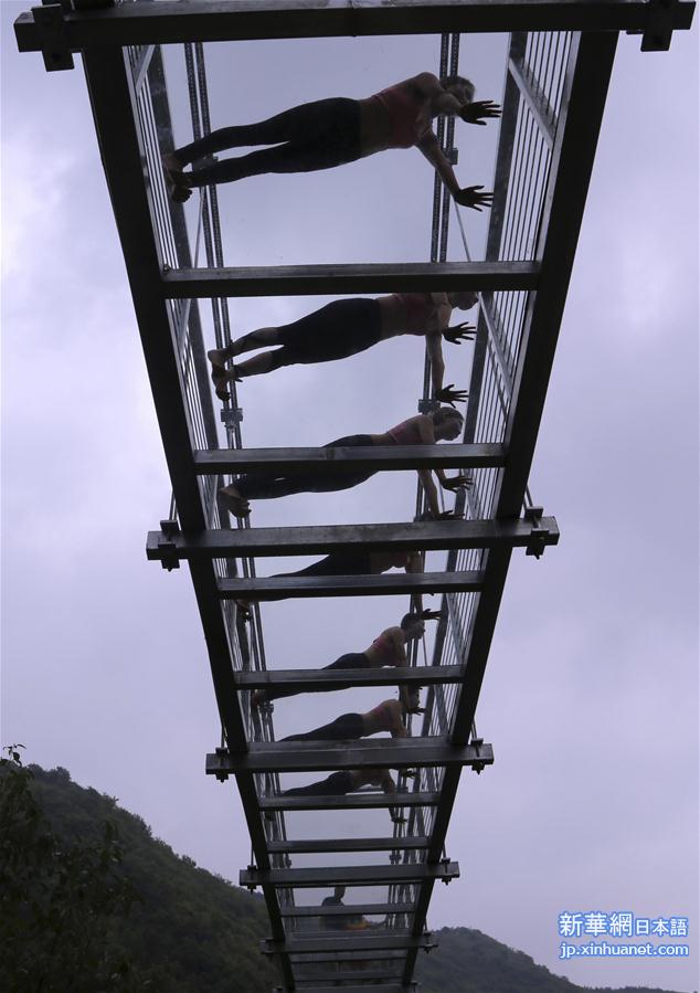 #（社会）（2）玻璃吊桥瑜伽秀