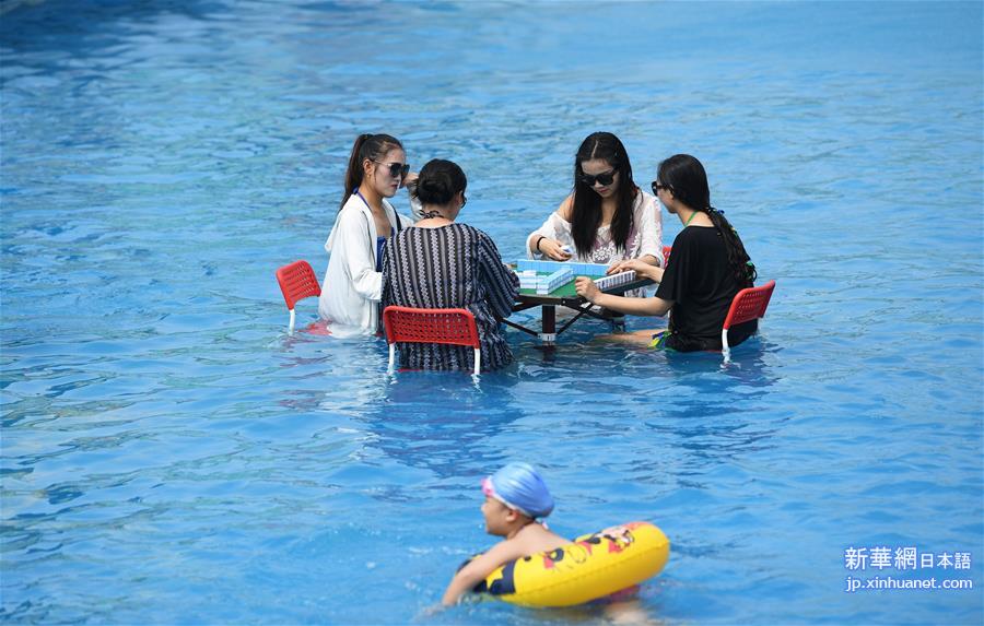 （社会）（4）重庆：“水中棋牌”消酷暑