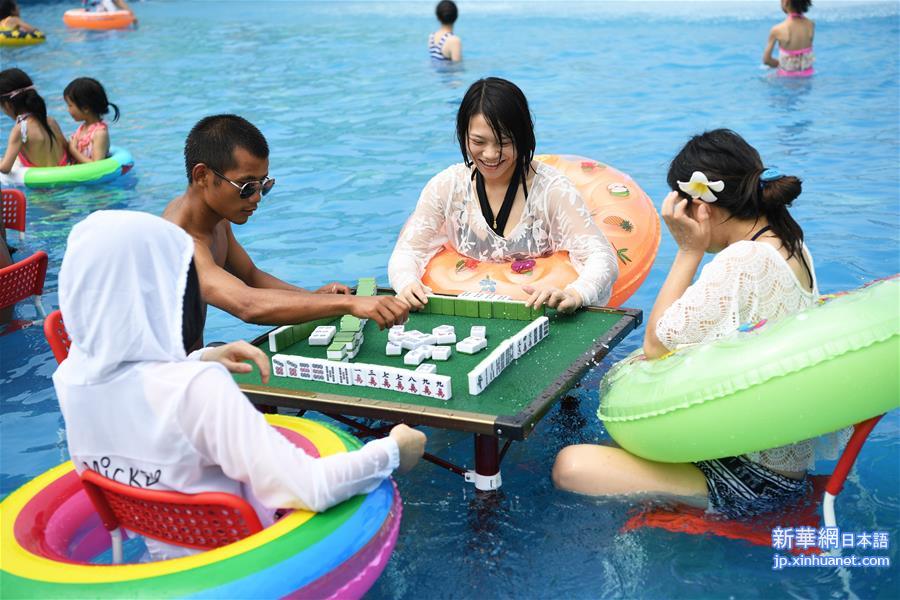 （社会）（3）重庆：“水中棋牌”消酷暑