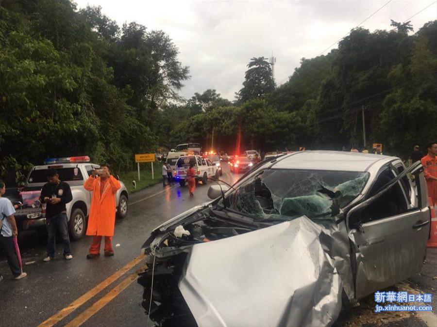 （国际）（1）11名中国游客在泰国清迈遇交通事故受伤 
