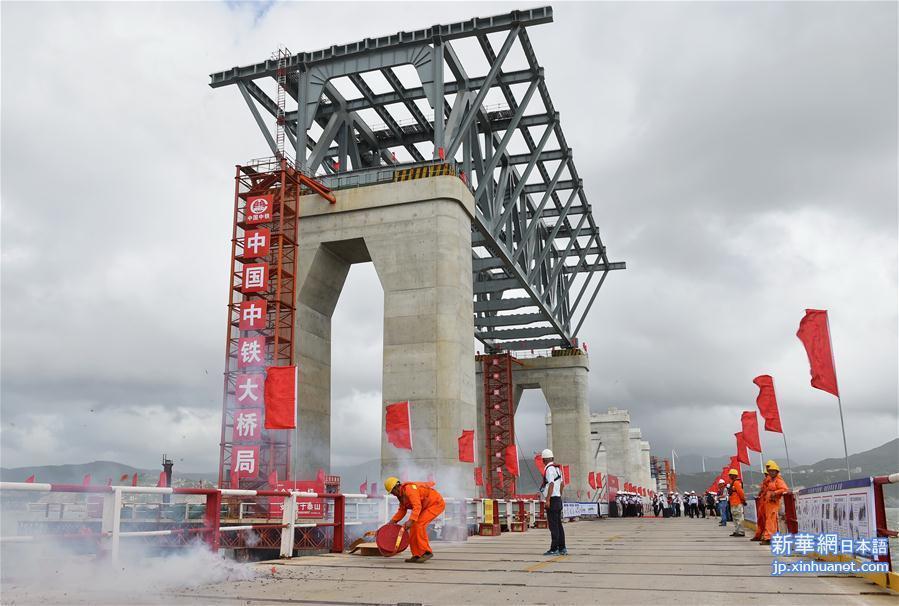 （经济）（3）平潭海峡公铁两用大桥首孔钢桁梁架设成功