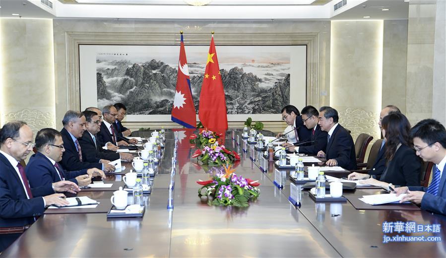 （XHDW）王毅同尼泊尔副总理兼外长马哈拉举行会谈 