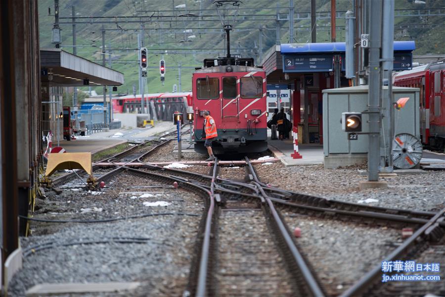 （国际）（5）瑞士两列火车相撞约30人受伤