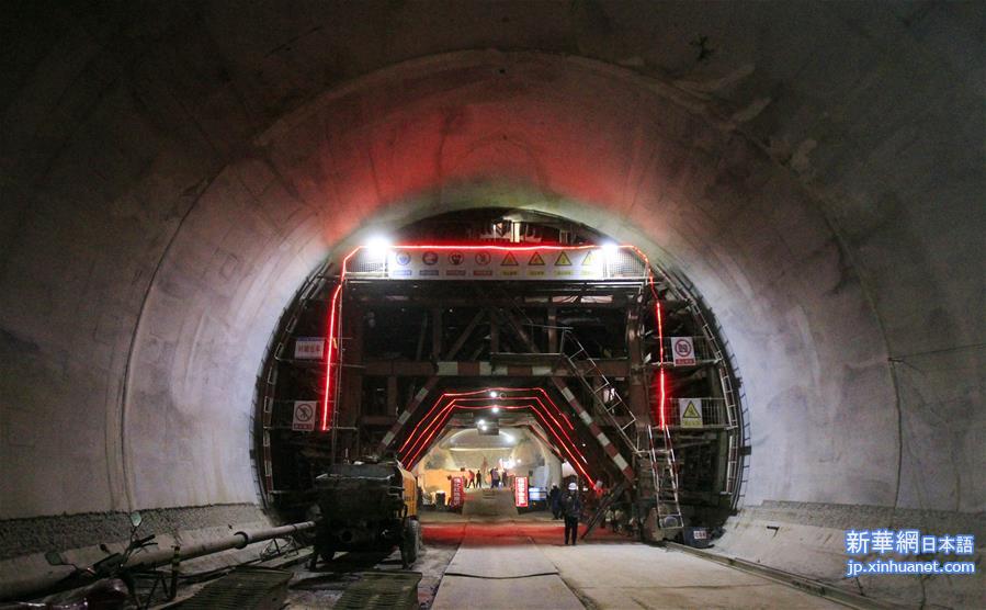 （经济）（2）联通陕甘宁的银西高铁全线首座隧道贯通