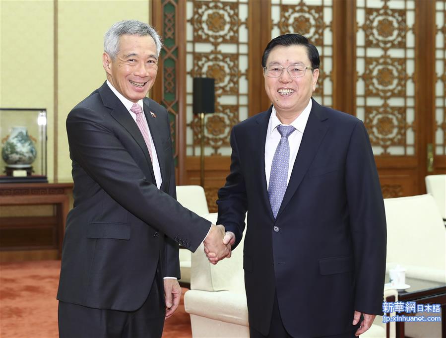 （时政）张德江会见新加坡总理李显龙