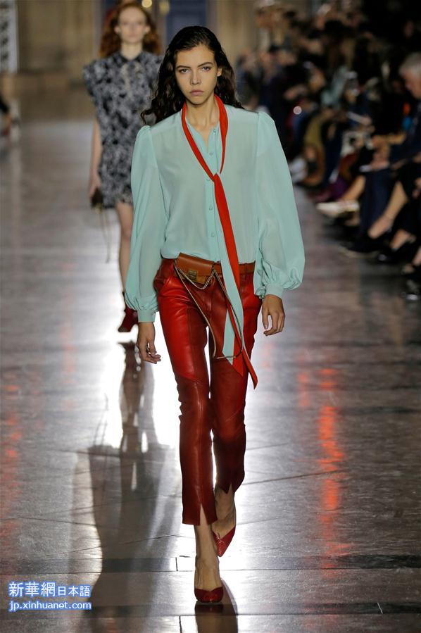 （国际）（1）巴黎时装周：纪梵希发布2018春夏女装成衣新品