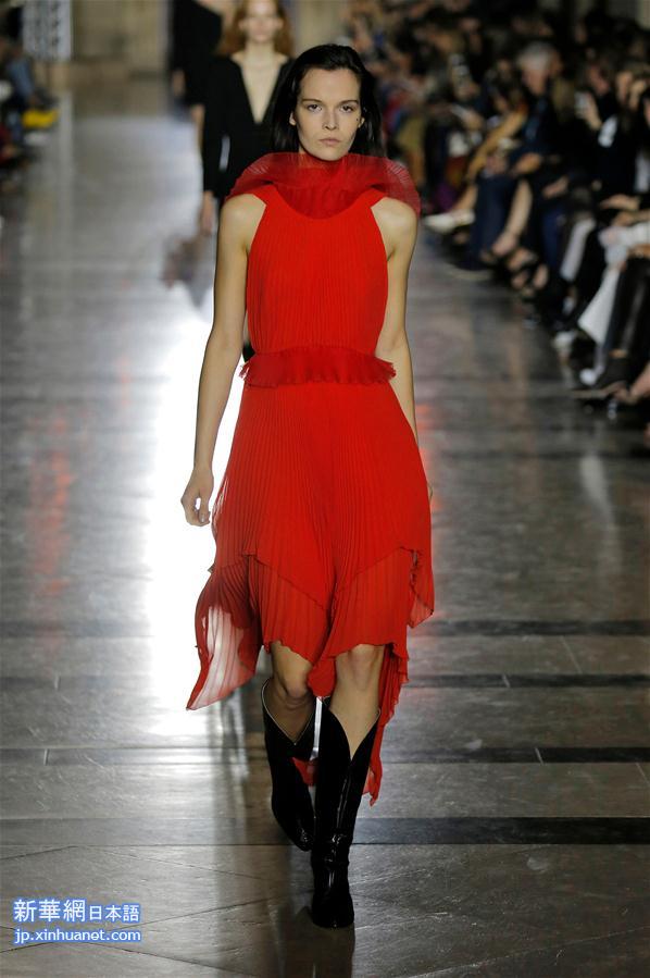 （国际）（2）巴黎时装周：纪梵希发布2018春夏女装成衣新品