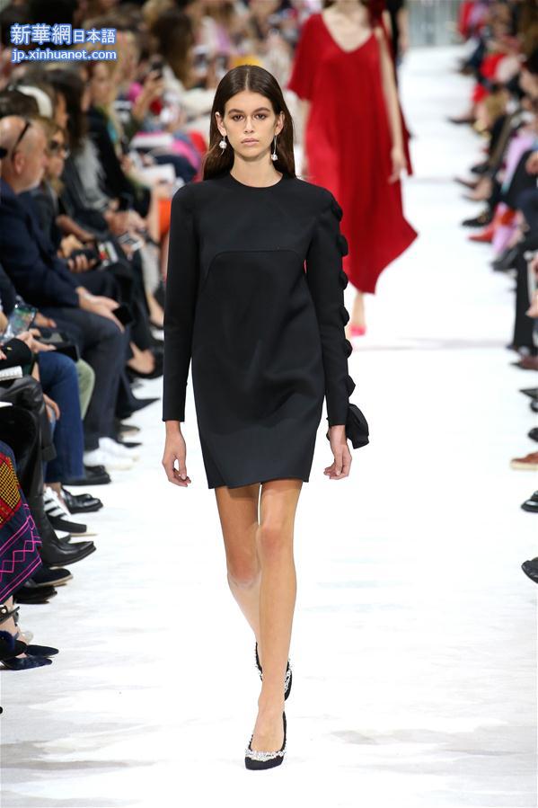 （新华视界）（1）巴黎时装周：华伦天奴发布2018春夏女装成衣新品
