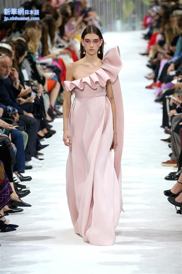 （新华视界）（2）巴黎时装周：华伦天奴发布2018春夏女装成衣新品
