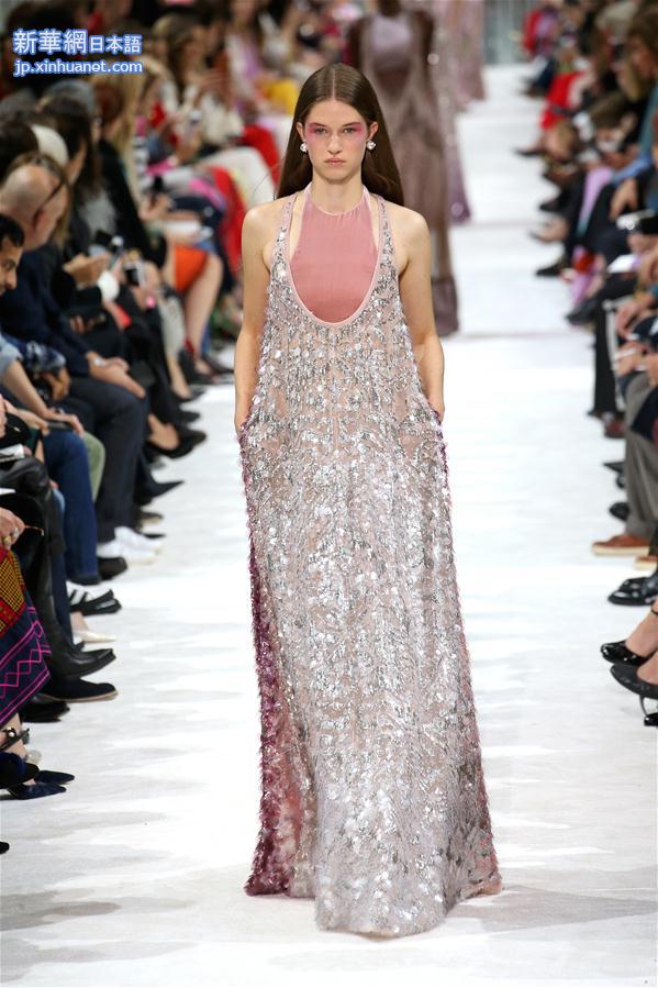 （国际）（1）巴黎时装周：华伦天奴发布2018春夏女装成衣新品