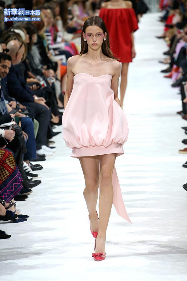 （国际）（2）巴黎时装周：华伦天奴发布2018春夏女装成衣新品