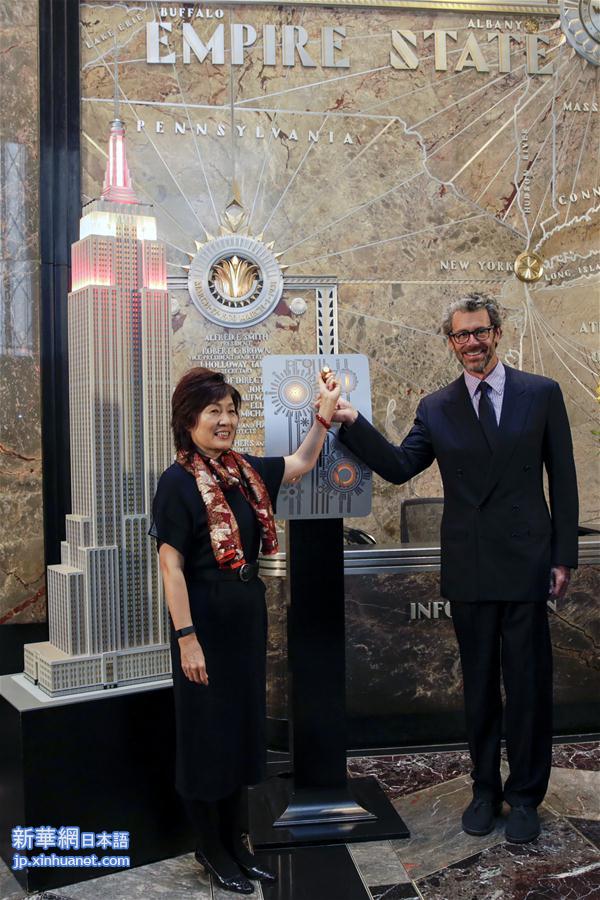 （新华网）纽约帝国大厦首次为中秋节亮灯