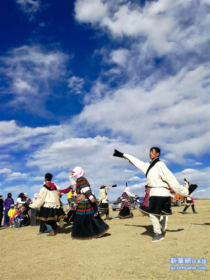 （新华网）（2）藏北牧民载歌载舞迎接党的十九大