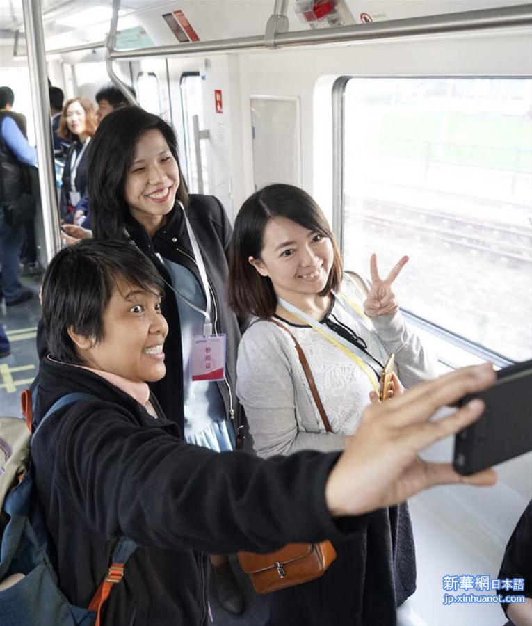 （十九大·XHDW）（2）中外记者会外感受北京轨道交通