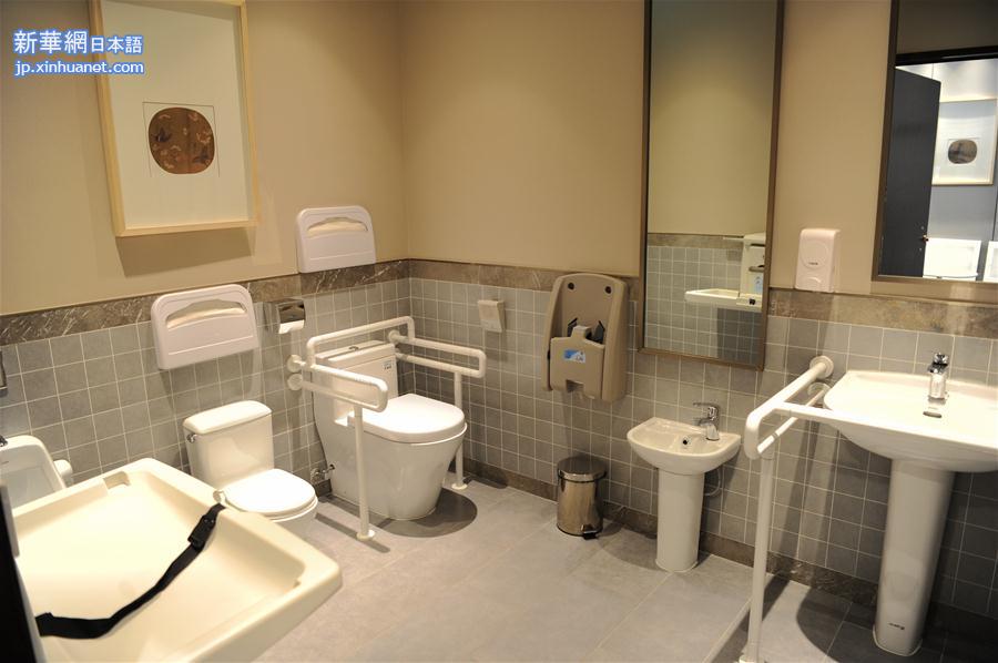 （图文互动）（1）西安：“厕所革命”让公厕更有“科技范”和“人情味”