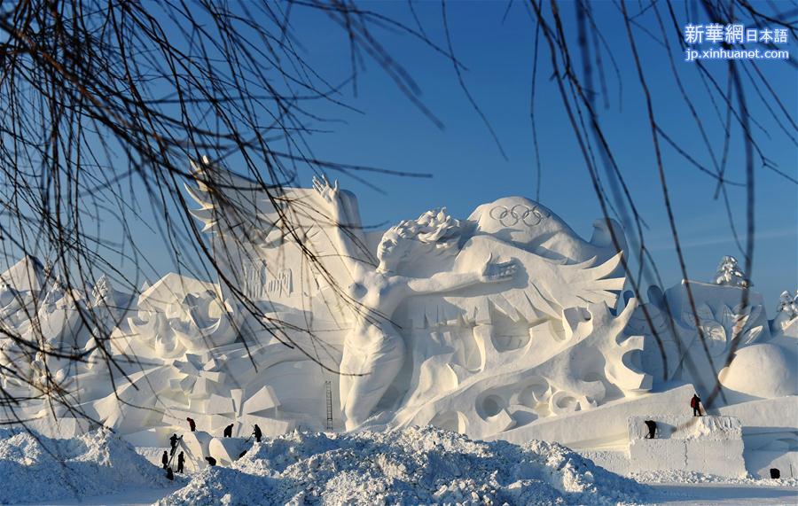 （社会）（1）“雪博会”巨型雪塑露芳容 