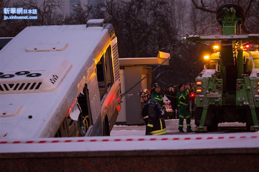 （国际）（3）莫斯科一公交车冲入地下通道致5人死亡