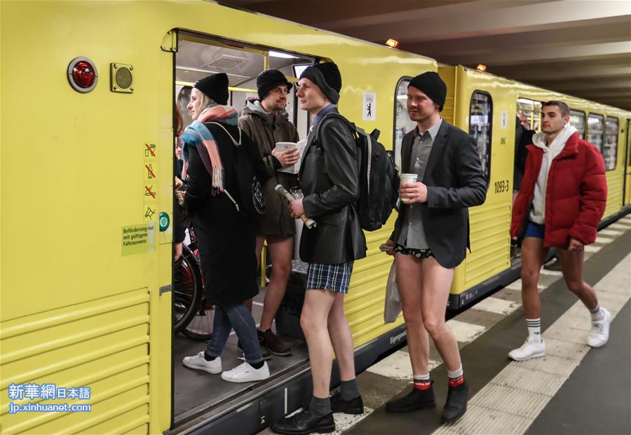 （国际）（1）柏林举行“不穿裤子搭地铁”活动