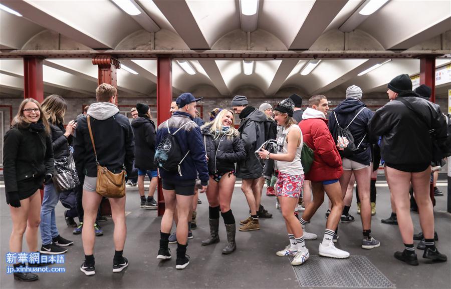 （国际）（2）柏林举行“不穿裤子搭地铁”活动