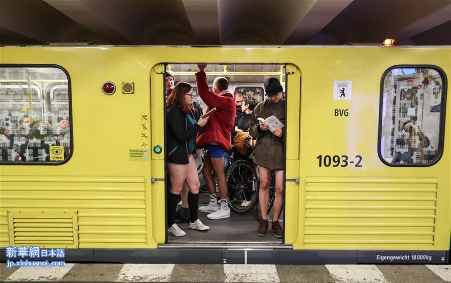 （国际）（4）柏林举行“不穿裤子搭地铁”活动