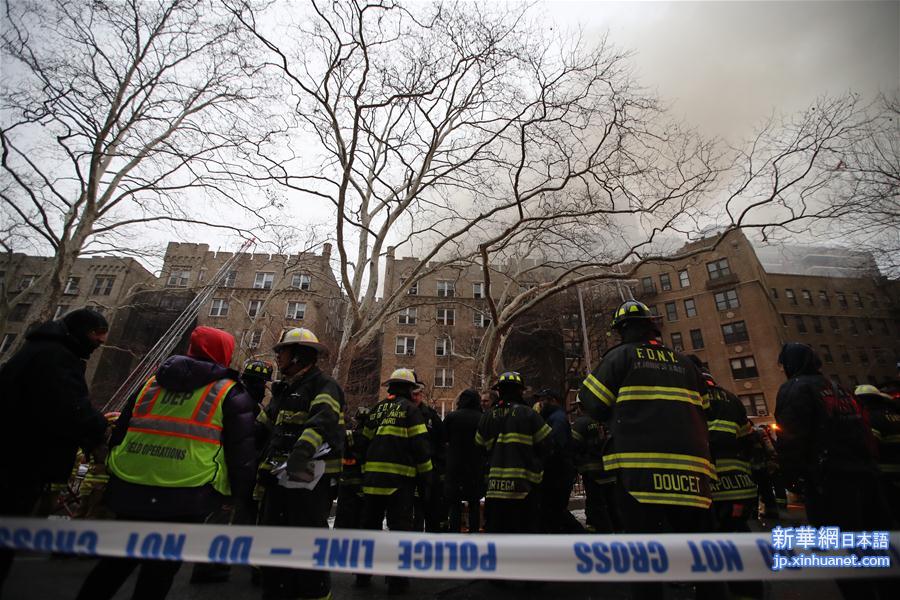 （国际）（4）纽约一公寓楼发生火灾14人受伤