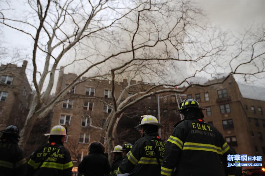 （国际）（5）纽约一公寓楼发生火灾14人受伤