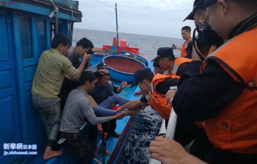 （图文互动）（3）中国成功救助一名在西沙海域突发重病越籍渔民