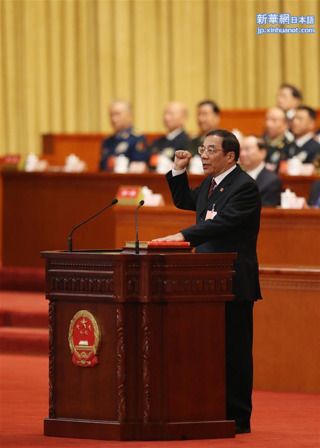 （两会）国家监察委员会主任杨晓渡进行宪法宣誓