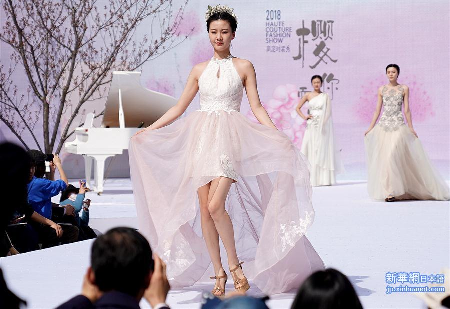 （社会）（1）上海：樱花树下秀时装 