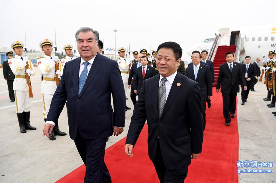 （上合青岛峰会·XHDW）（3）塔吉克斯坦总统拉赫蒙抵达青岛