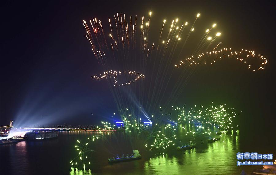 （上合青岛峰会·XHDW）（32）灯光焰火艺术表演在青岛举行