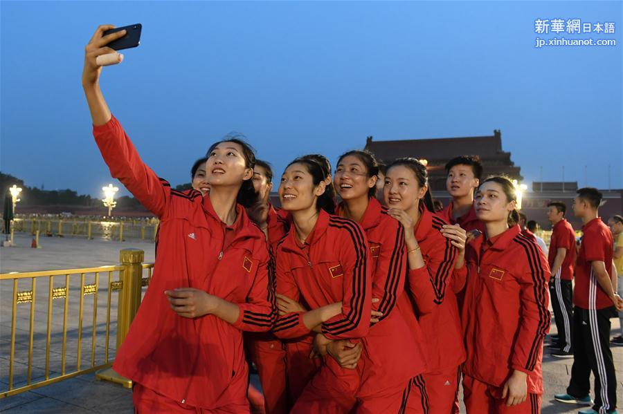  （体育）（5）中国女排在天安门广场观看升国旗仪式