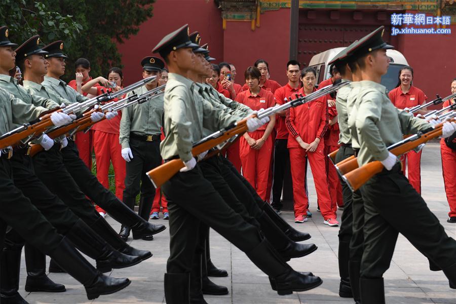  （体育）（6）中国女排在天安门广场观看升国旗仪式