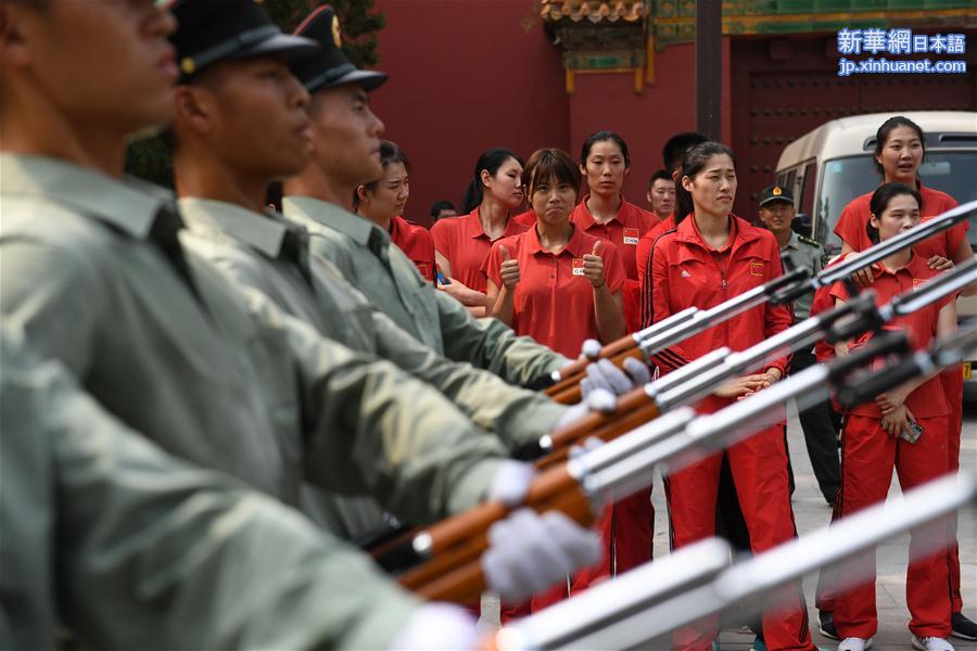  （体育）（11）中国女排在天安门广场观看升国旗仪式