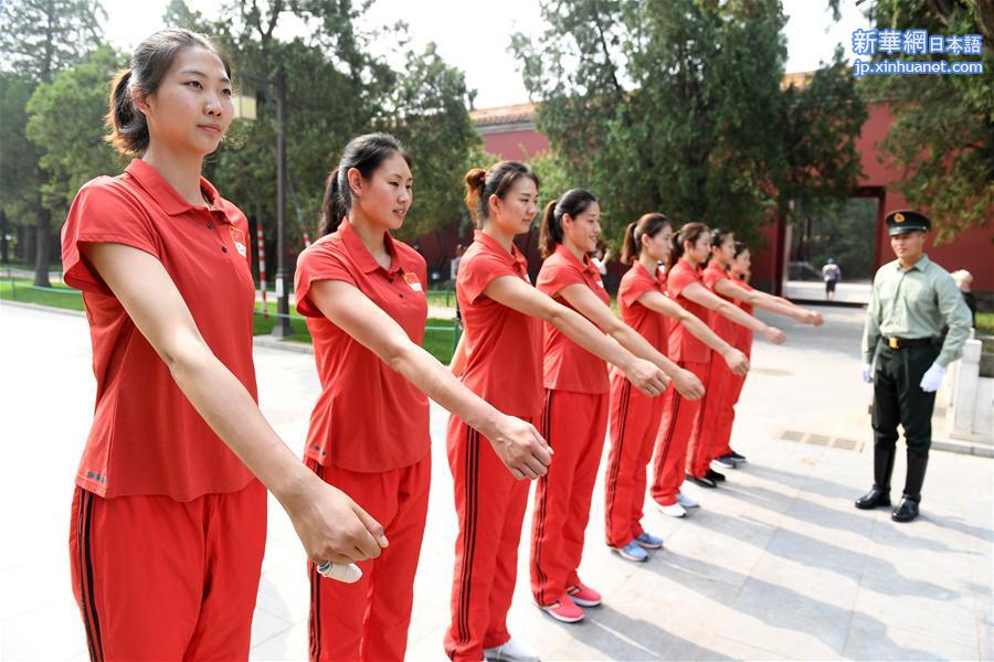  （体育）（13）中国女排在天安门广场观看升国旗仪式