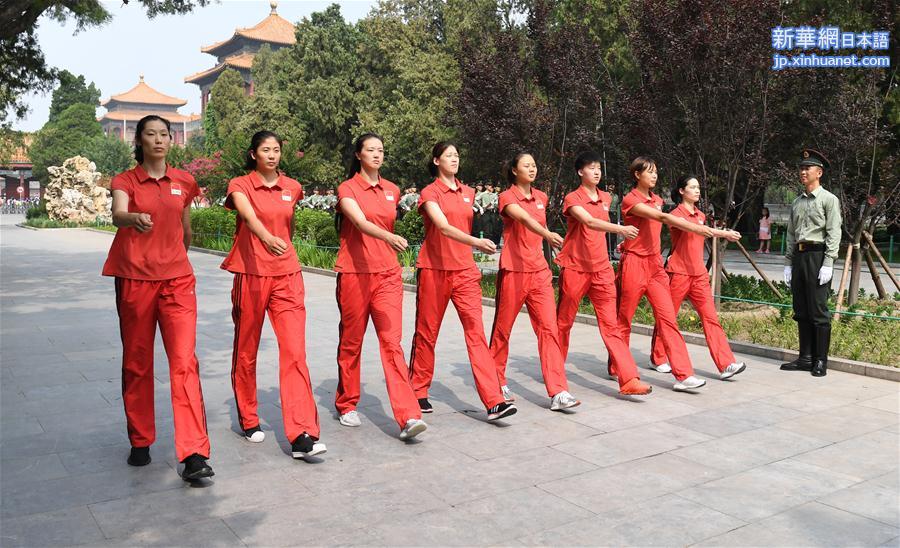  （体育）（14）中国女排在天安门广场观看升国旗仪式
