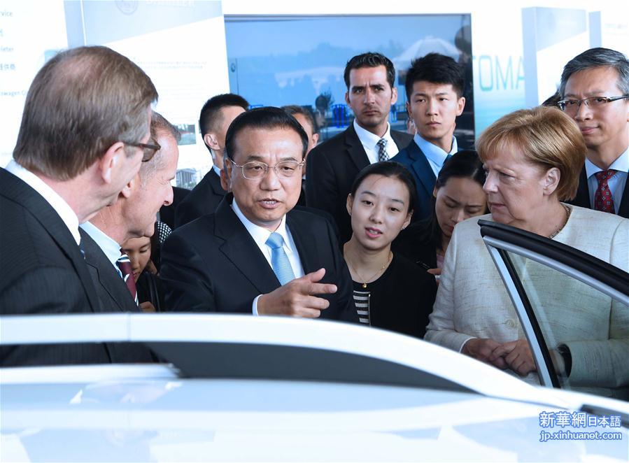 （时政）李克强与德国总理默克尔共同出席中德自动驾驶汽车展示活动