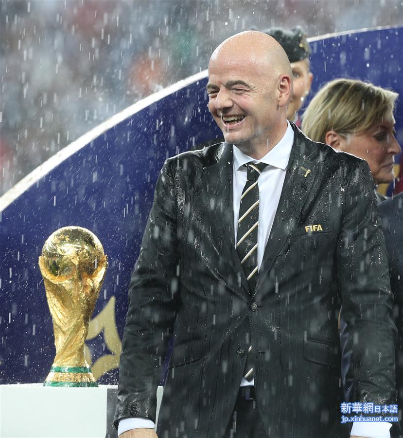（世界杯·夺冠时刻）（3）足球——颁奖仪式在雨中进行