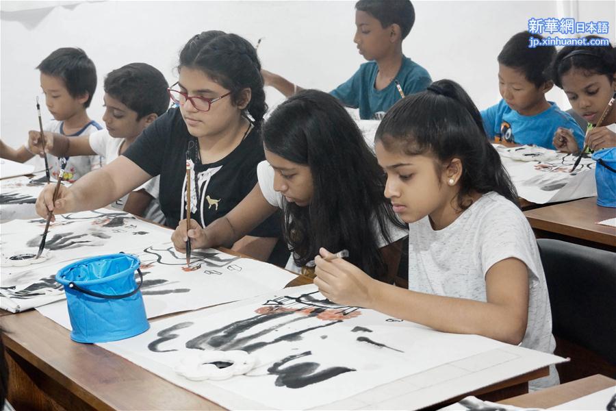 （国际）（1）水墨画培训吸引斯里兰卡儿童体验中国文化